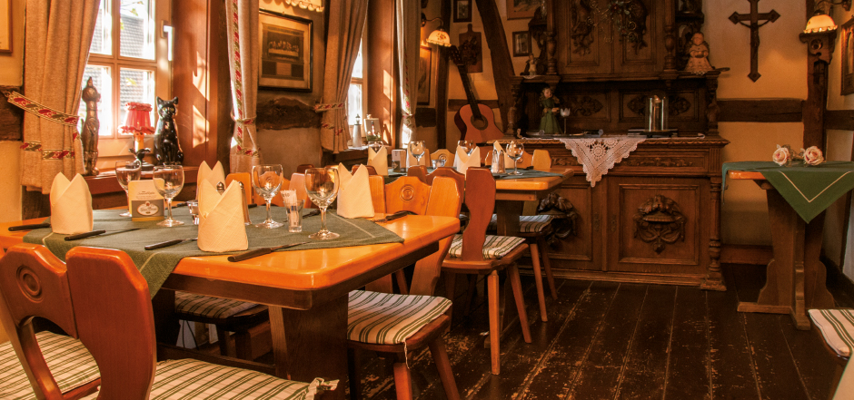 <h1>Tisch reservieren</h1><p>Ob Sie zu zweit oder mit der Familie essen gehen wollen oder eine eigene Veranstaltung im größeren Rahmen planen:</p><p>In unseren Räumlichkeiten werden Sie sich in allen Lebenslagen wohlfühlen.</p><p>Hunde sind erlaubt<br>und willkommen!<br><br><img src="files/bergerhof/images/telefon.png" alt="" width="55" height="55"><span class="tel">02241 74282</span></p>